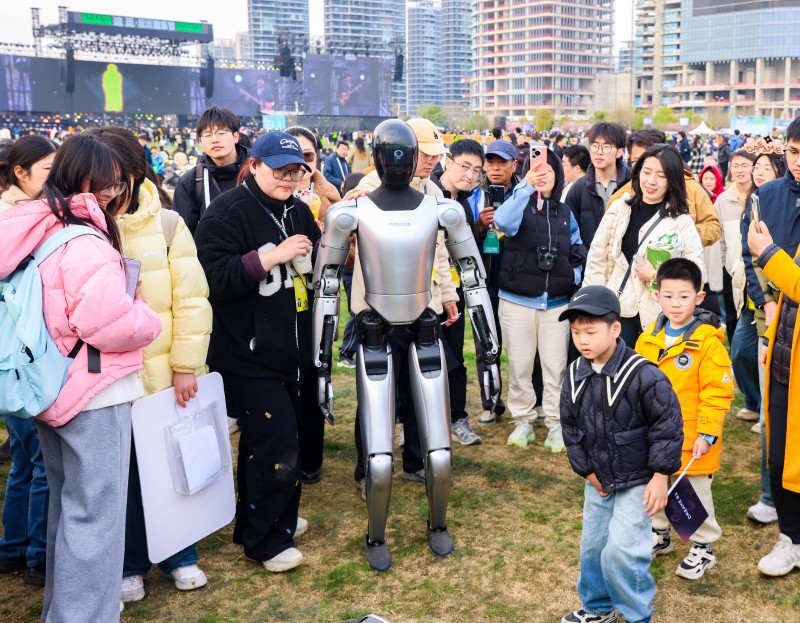 魔法原子‘千景共創(chuàng)計劃’再下一城 人形機器人小麥成全球首個音樂節(jié)服務機器人 拓展養(yǎng)老服務新視野